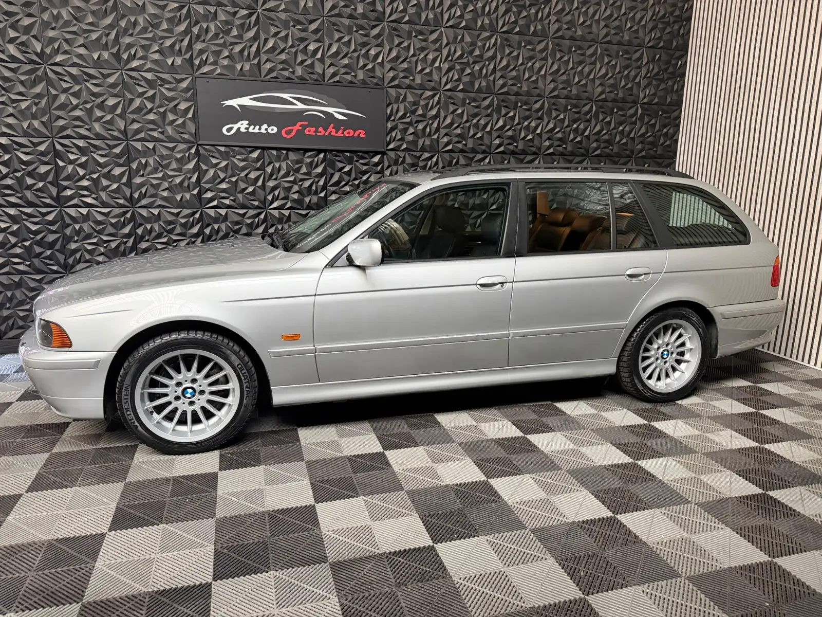 BMW 525i Touring E39 192 ch Exclusive • 6 cylindres • Boîte auto • 120 000 km • Cuir • Xénon • Attelage