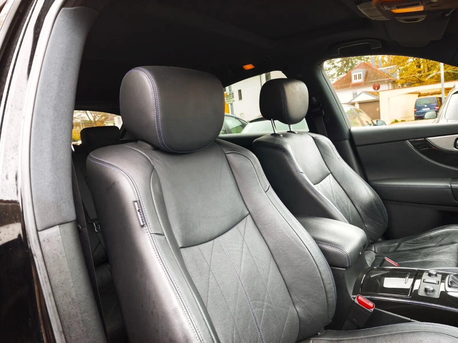 Infiniti QX70 3.0d S Premium | 238 ch | BVA | Cuir | Toit ouvrant | Régulateur adaptatif | Sièges chauffants et ventilés | GPS