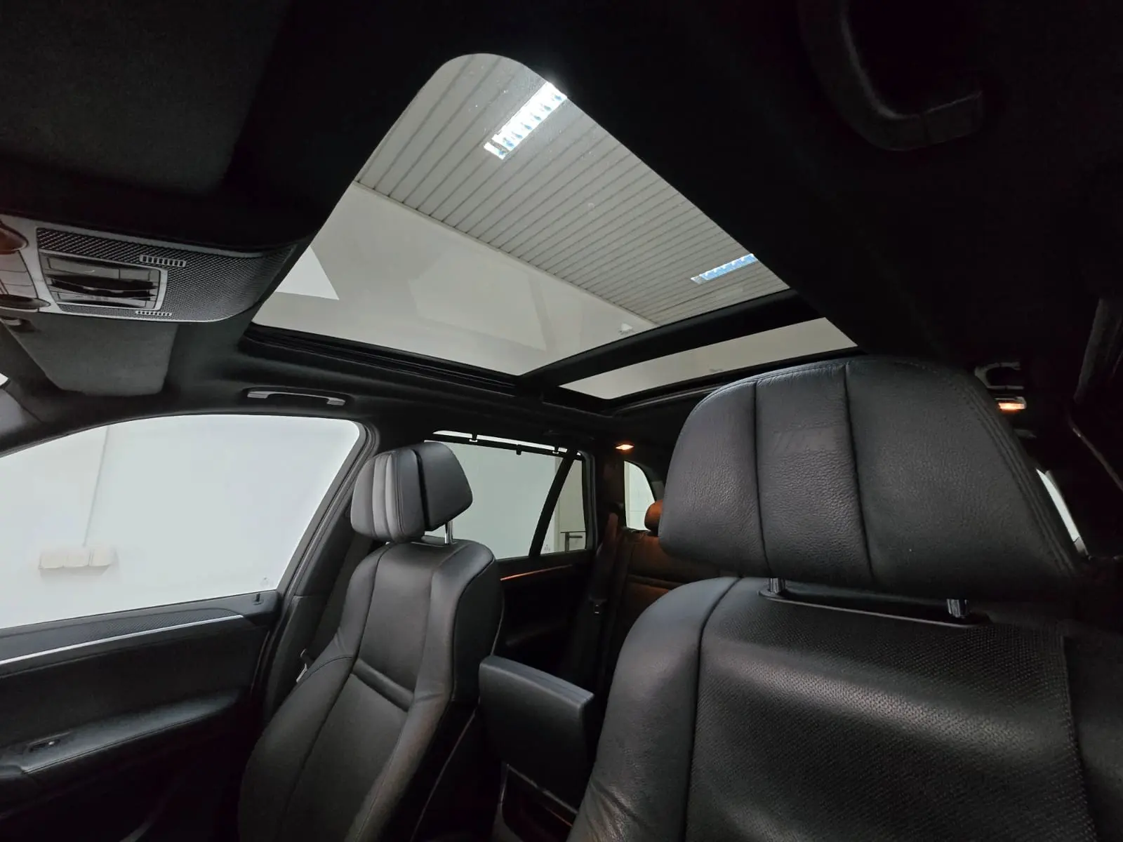 BMW X5 M 4.4 V8 | 555 ch | BVA | Toit panoramique | Affichage tête haute | Chauffage auxiliaire | Portes soft-close | Attelage