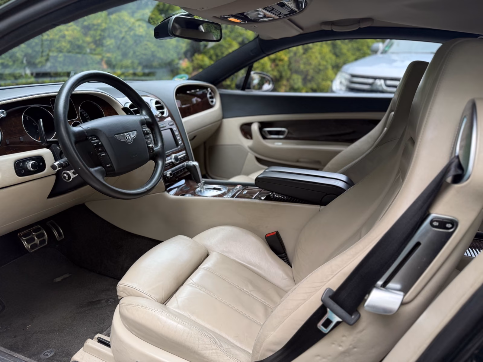 Bentley Continental GT W12 6.0 560 ch • Boîte auto • 4x4 • Cuir beige • GPS