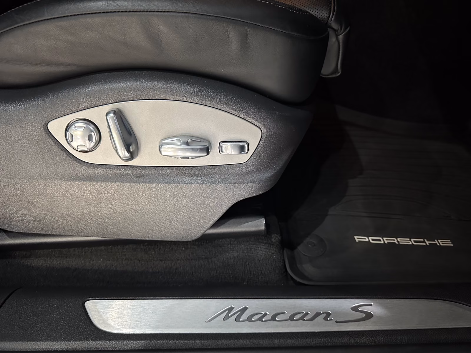 PORSCHE MACAN S / PANORAMA /  / CAMÉRA / BOSE | 340 ch | 4X4 | BVA | HAYON ÉLECTRIQUE | PACK SPORT | RÉGLAGE ÉLECTRIQUE DES SIÈGES AVEC FONCTION MÉMOIRE