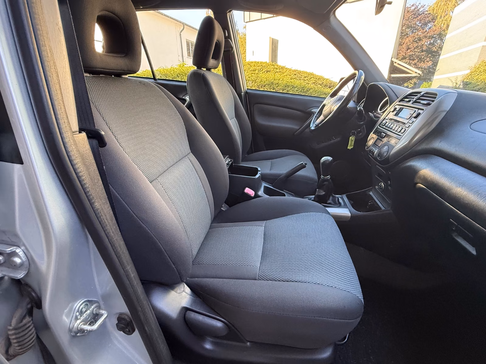 Toyota RAV4 2.0 VVT-i 150 ch 4x4 Sol • 5 portes • Clim auto • Attelage • Jantes 16"