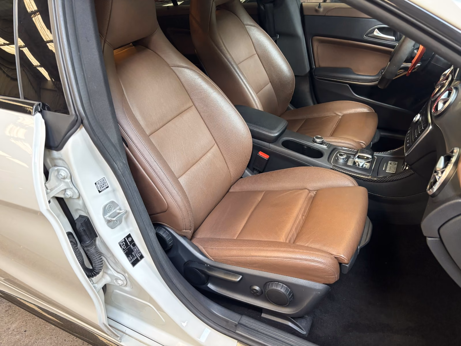 Mercedes CLA 45 AMG 4MATIC 381 ch • Pack Carbone AMG • DCT • Cuir • GPS • Sièges sport • Jantes 19"