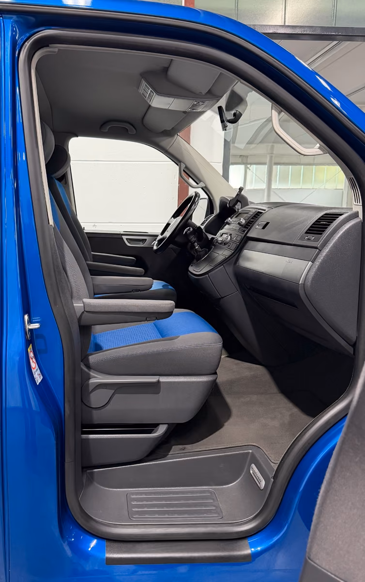 VOLKSWAGEN T5 MULTIVAN COMFORTLINE 2.5 TDI 131 CH – 7 PLACES – SIÈGES PIVOTANTS – BANQUETTE COUCHETTE – CLIM 3 ZONES – 181 000 KM