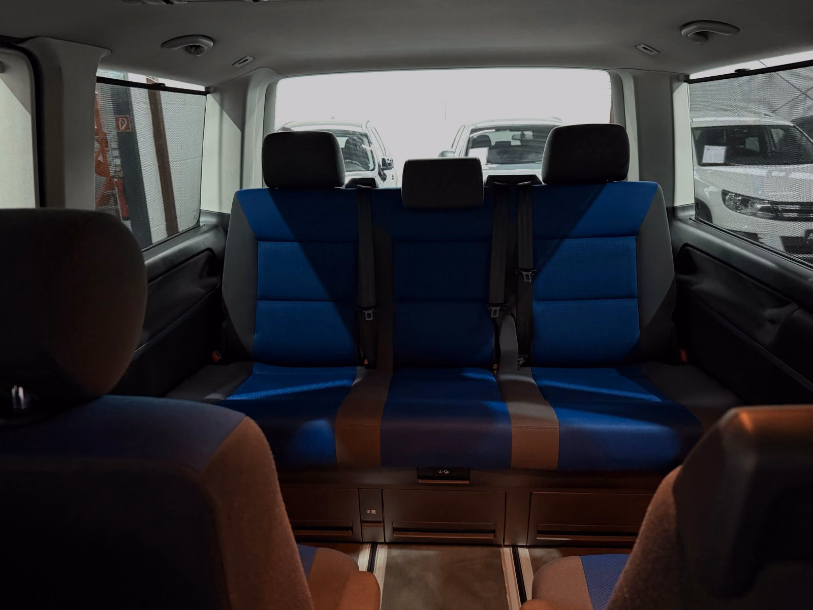 VOLKSWAGEN T5 MULTIVAN COMFORTLINE 2.5 TDI 131 CH – 7 PLACES – SIÈGES PIVOTANTS – BANQUETTE COUCHETTE – CLIM 3 ZONES – 181 000 KM