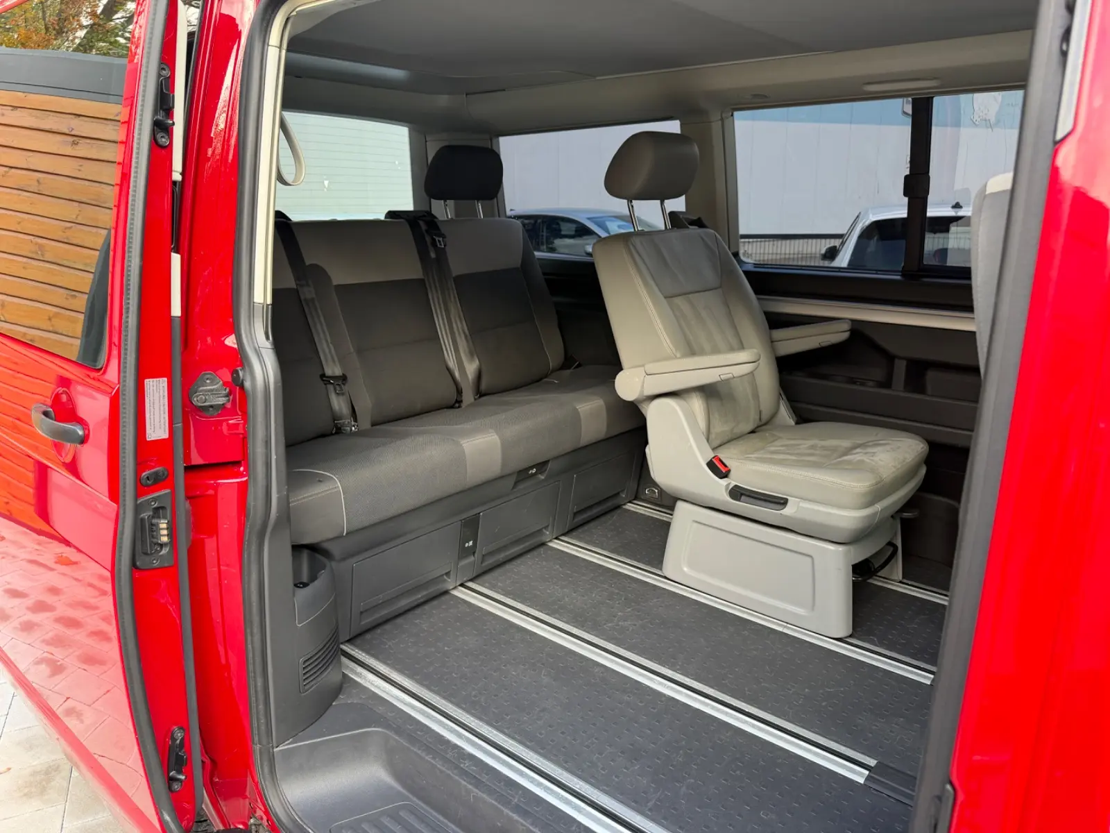 VOLKSWAGEN T5 CALIFORNIA 2.0 TDI 140ch - TOIT RELEVABLE - CHAUFFAGE AUXILIAIRE - ATTELAGE - RÉGULATEUR DE VITESSE