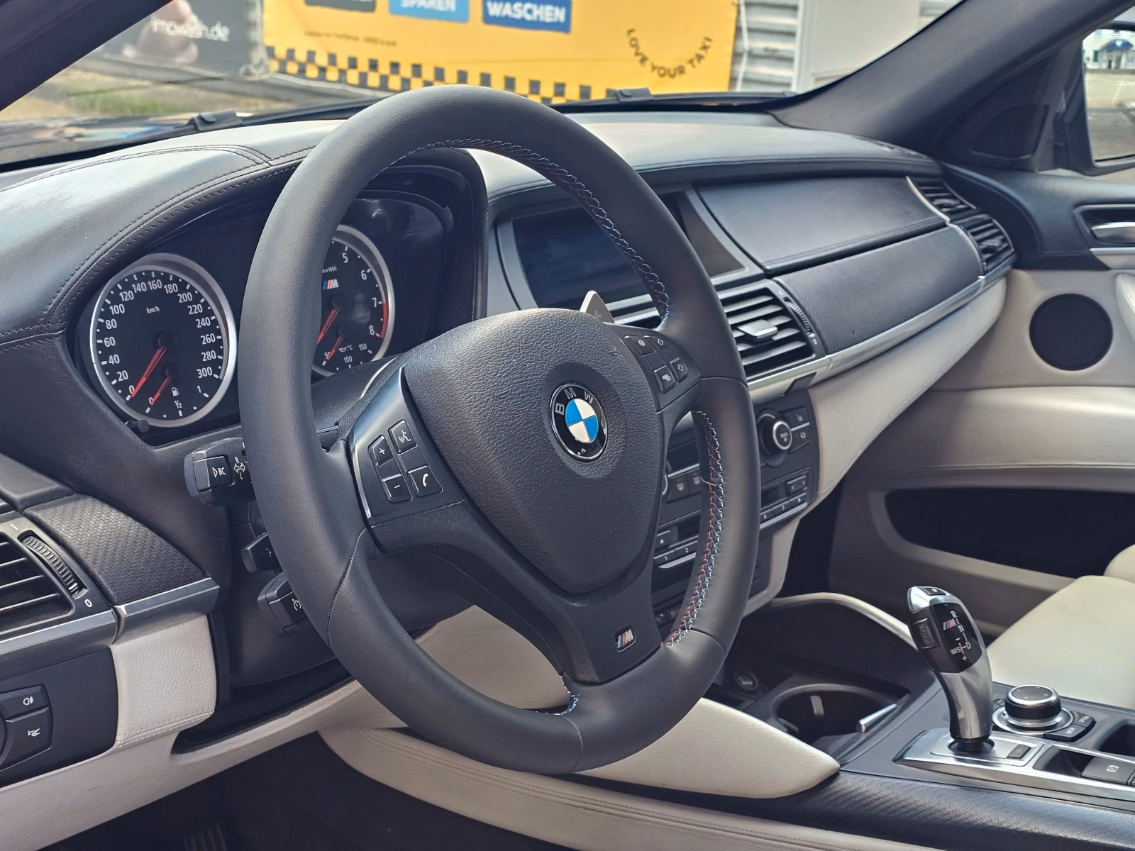 BMW X6 M 4.4 V8 | 555 ch | BVA | Kit Hamann | Toit ouvrant | Affichage tête haute | GPS | Sièges chauffants