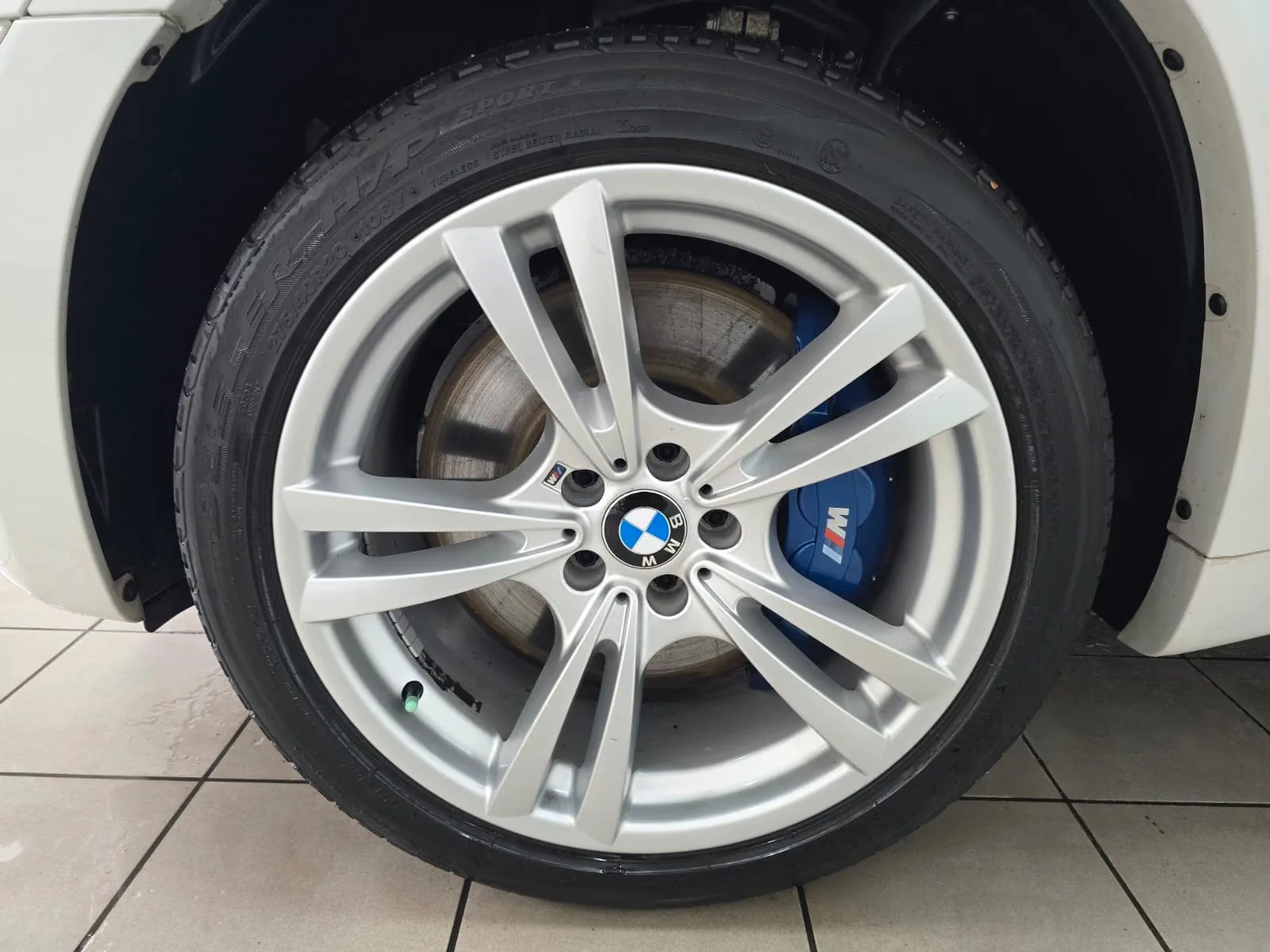 BMW X5 M 4.4 V8 | 555 ch | BVA | Toit panoramique | Affichage tête haute | Chauffage auxiliaire | Portes soft-close | Attelage