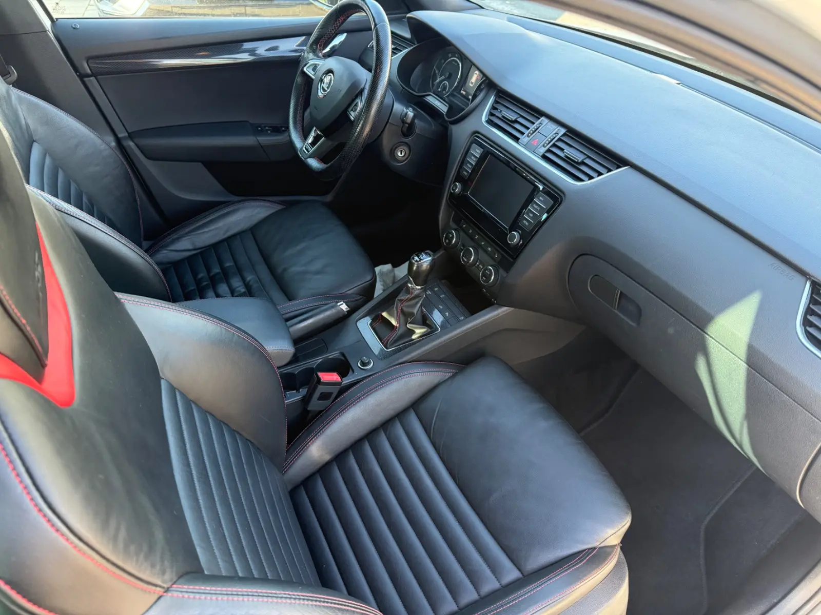 SKODA OCTAVIA COMBI RS 220CH - BVM - HAYON ÉLECTRIQUE - PACK SPORT - 127.450 KMS
