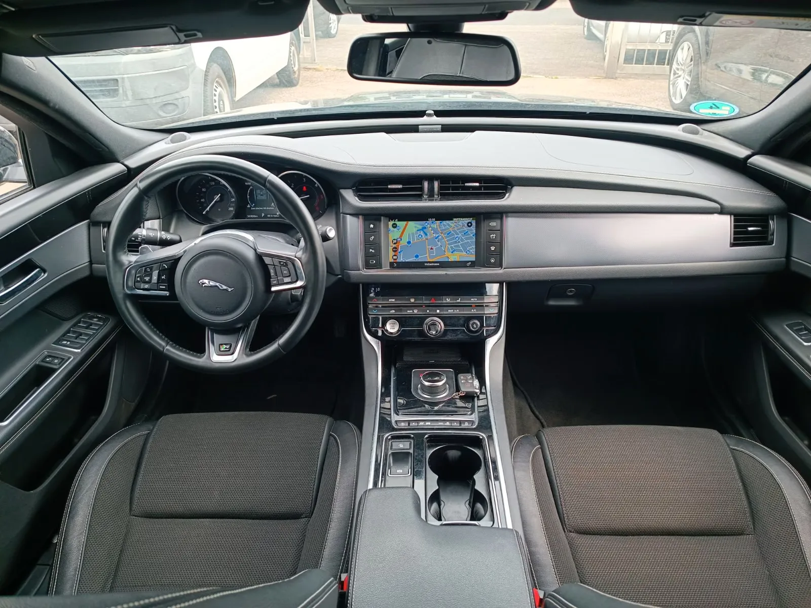 JAGUAR XF 2.0D 163CH - R-SPORT - CAMERA DE RECUL - BVA - CT RECENT - 142.000 KMS