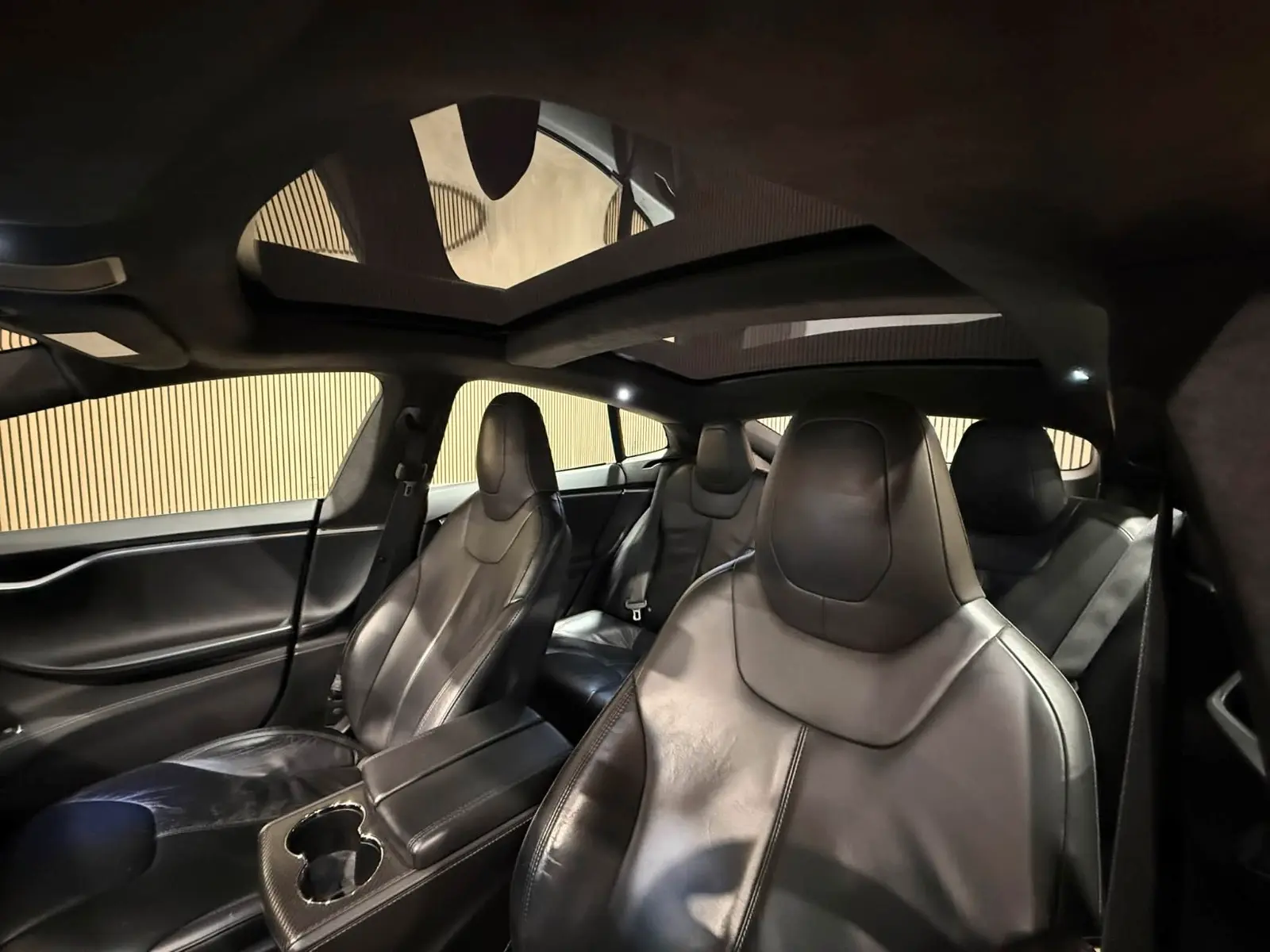 Tesla Model S Performance 85 367ch - Supercharge gratuite - Jantes 17" - Régulateur - Toit panoramique - Sièges chauffants éléctriques