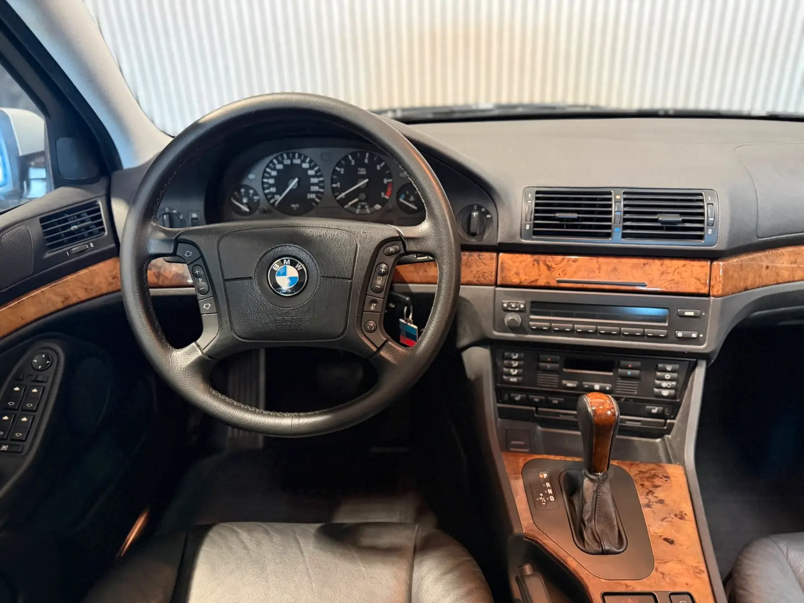 BMW 525i Touring E39 192 ch Exclusive • 6 cylindres • Boîte auto • 120 000 km • Cuir • Xénon • Attelage