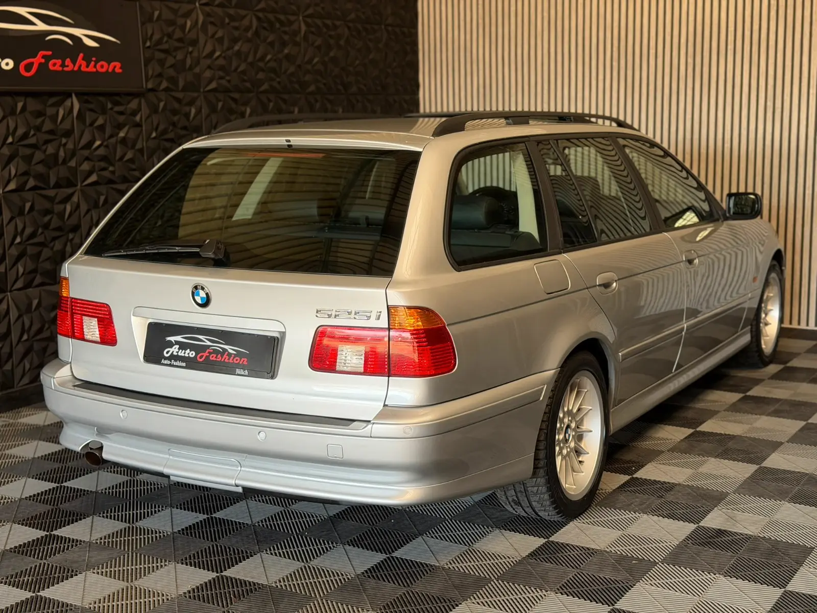 BMW 525i Touring E39 192 ch Exclusive • 6 cylindres • Boîte auto • 120 000 km • Cuir • Xénon • Attelage