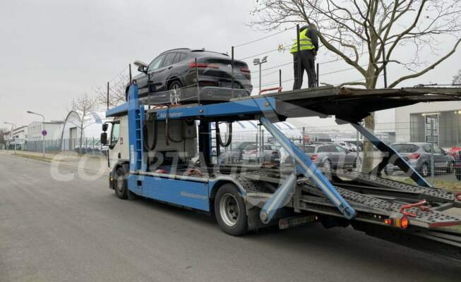Enlèvement sur camion double plateau d'un véhicule en cours de rapatriement par un prestataire transporteur routier, partenaire de COURTAGE AUTO