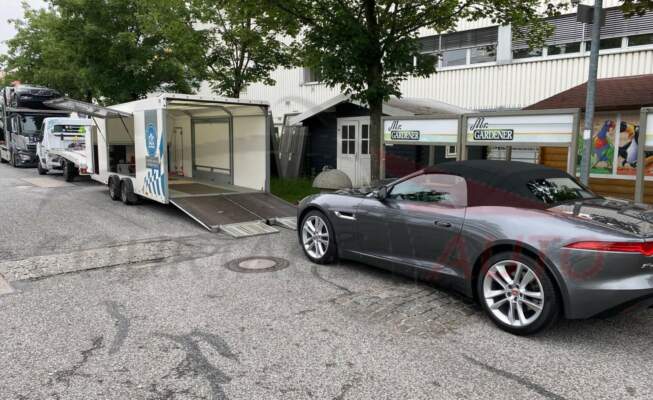 Chargement d'une voiture de luxe pour rapatriement en France par Courtage Auto.