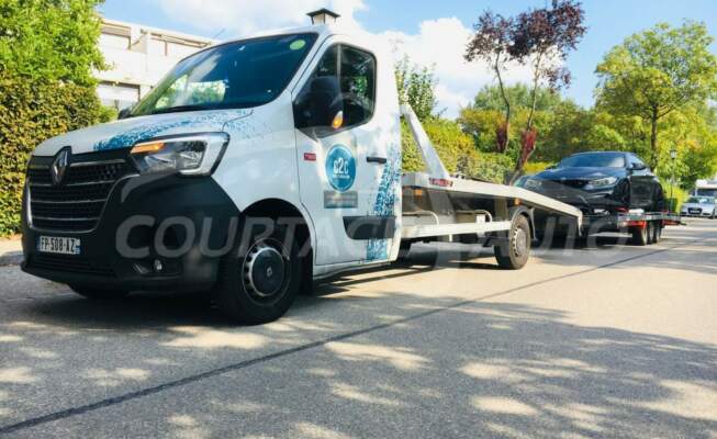 Remorquage d'une voiture de luxe et livraison à domicile par un convoyeur professionnel, partenaire de Courtage Auto.