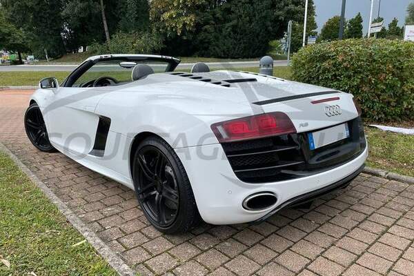 Importez votre Audi R8 V10 Spyder de Suisse avec l'appui logistique de Courtage Auto.