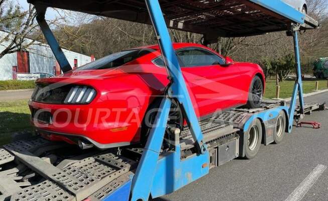 Chargement avant transport d'une Ford Mustang 2.3 d'occasion en provenance d'Allemagne.