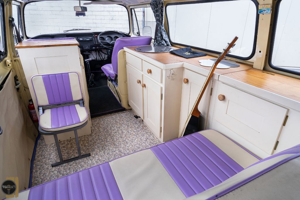 Volkswagen T2 Camper Bus – Nouveau moteur – restauré-13